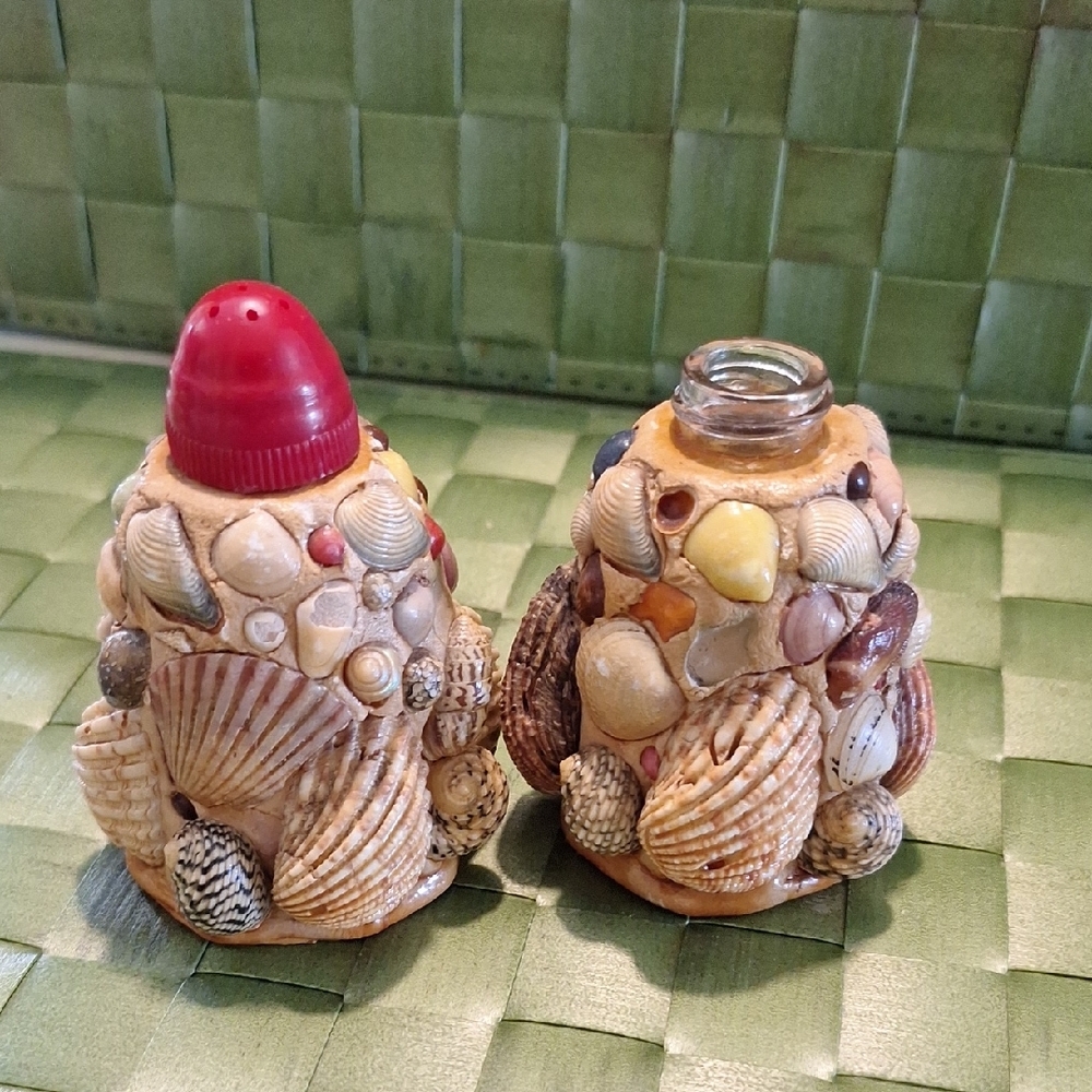 Unique Vintage Seashell Design Shakers - Red and Tan